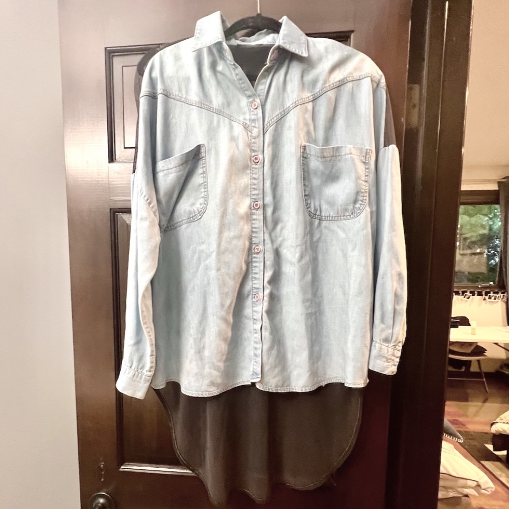 VINTAGE DENIM BUTTON-UP LONG SLEEVE TOP, SIZE MEDIUM, LIGHT BLUE WASH/BLACK